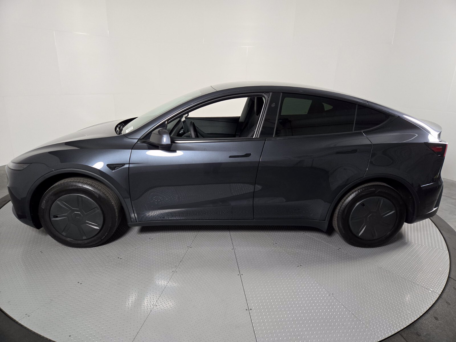 Used 2026 Tesla Model Y 2WD image 31