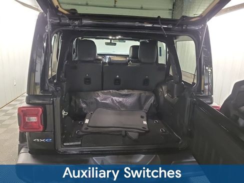 Used 2023 Jeep Wrangler Unlimited Sahara w/ Cold Weather Group AWD/4WD image 10