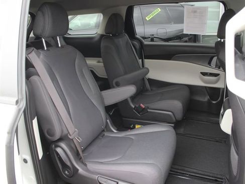 Used 2024 Kia Carnival LX FWD image 28
