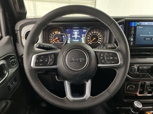 Used 2025 Jeep Wrangler Sahara image 19