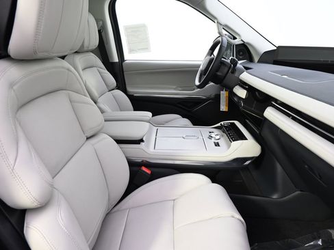 New 2026 Lincoln Navigator Reserve AWD/4WD image 16