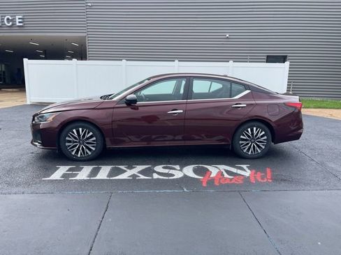 Used 2025 Nissan Altima 2.5 SV FWD image 2