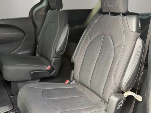 Used 2019 Chrysler Pacifica Touring Plus w/ S Appearance Package FWD image 18