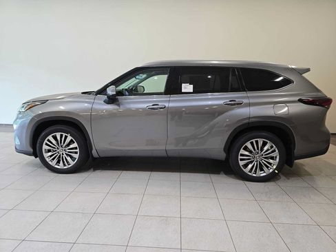 New 2026 Toyota Highlander Platinum AWD/4WD image 3