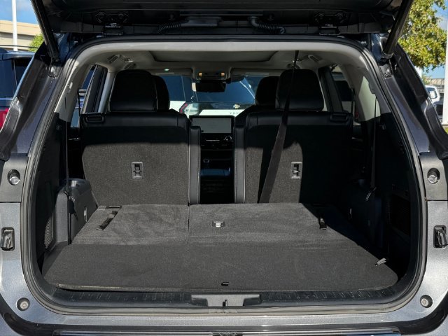 Used 2023 Toyota Highlander Platinum FWD image 29
