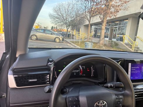 Used 2025 Toyota Camry LE image 34