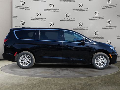 New 2026 Chrysler Pacifica Select image 6