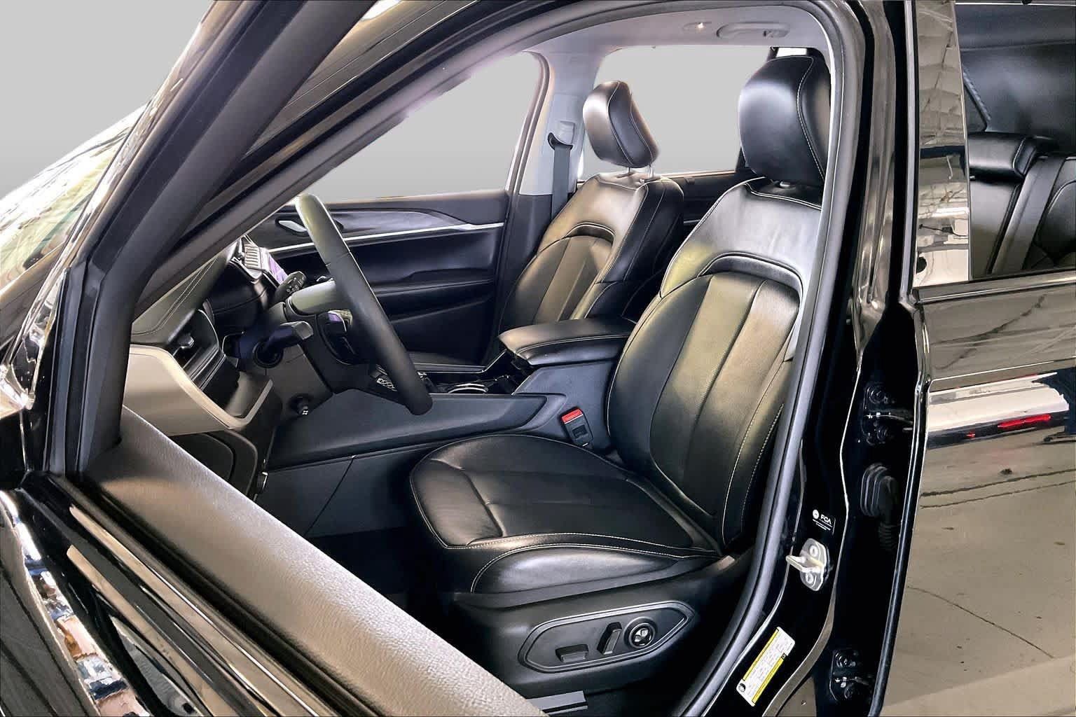 Used 2023 Jeep Grand Cherokee Limited w/ Luxury Tech Group II AWD/4WD image 7