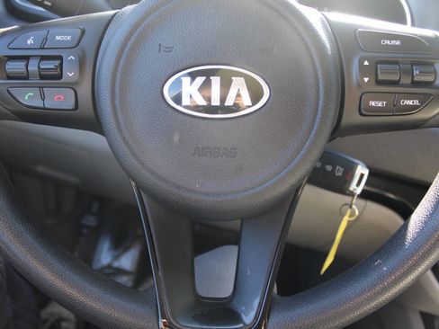 Used 2018 Kia Sedona L image 13