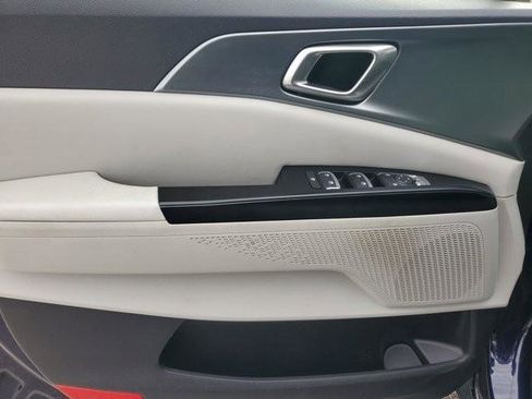 Used 2024 Kia Carnival LX image 21