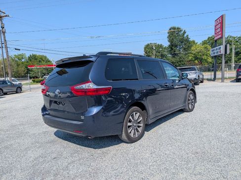 Used 2020 Toyota Sienna XLE Premium AWD/4WD image 7