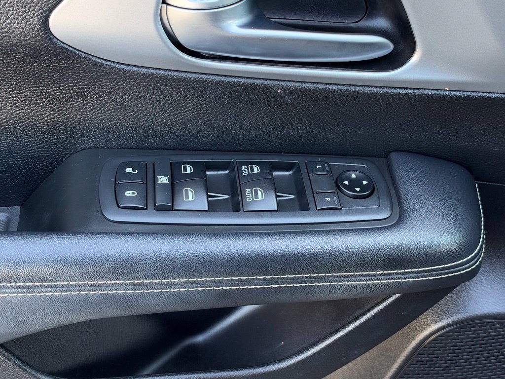Used 2019 Chrysler Pacifica Touring-L w/ S Appearance Package FWD image 12