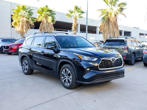Used 2024 Toyota Highlander XLE FWD image 1