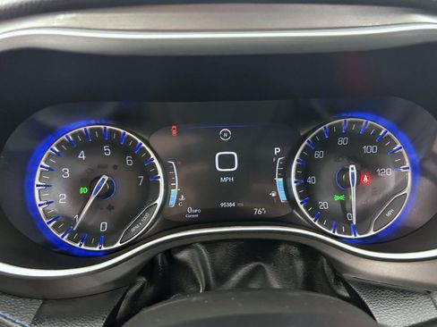 Used 2021 Chrysler Pacifica Touring-L image 14