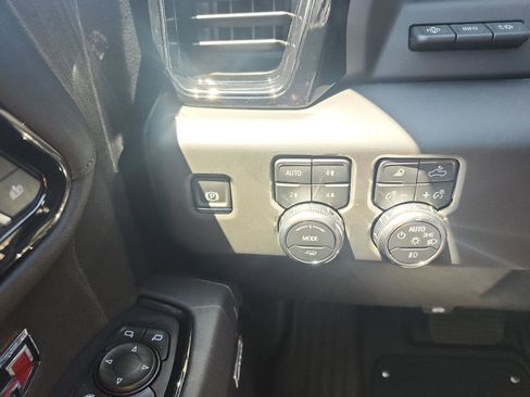 Certified 2025 GMC Sierra 1500 AT4 w/ AT4 Premium Package AWD/4WD image 24
