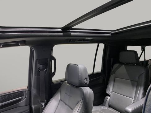 Used 2022 GMC Yukon XL Denali image 19