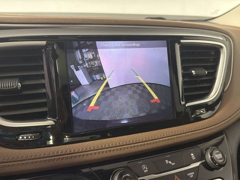 Used 2018 Chrysler Pacifica Limited FWD image 17