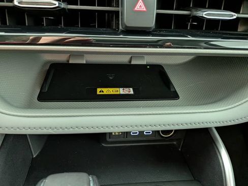 Used 2023 Toyota Highlander XLE AWD/4WD image 10