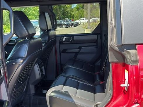 Used 2025 Ford Bronco Badlands w/ Sasquatch Package AWD/4WD image 25