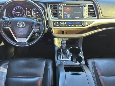 Used 2019 Toyota Highlander XLE image 14