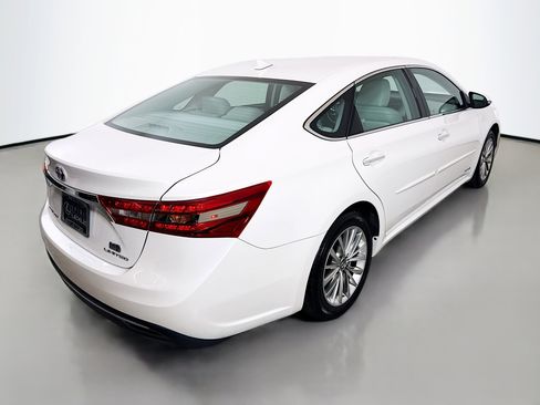 Used 2018 Toyota Avalon Limited image 7