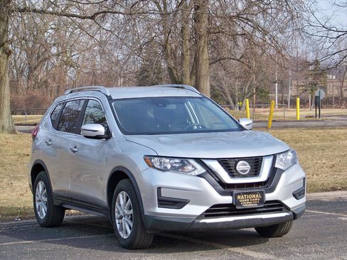 Used 2019 Nissan Rogue SV image 2