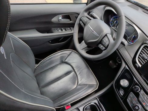 Used 2022 Chrysler Pacifica Limited w/ Uconnect Theater Family Group FWD image 35