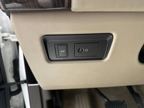 Used 2016 Land Rover Range Rover HSE image 25