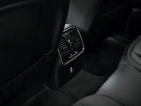 Certified 2026 Porsche Macan AWD/4WD image 34