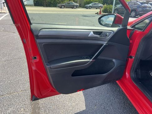 Used 2018 Volkswagen Golf SE image 11