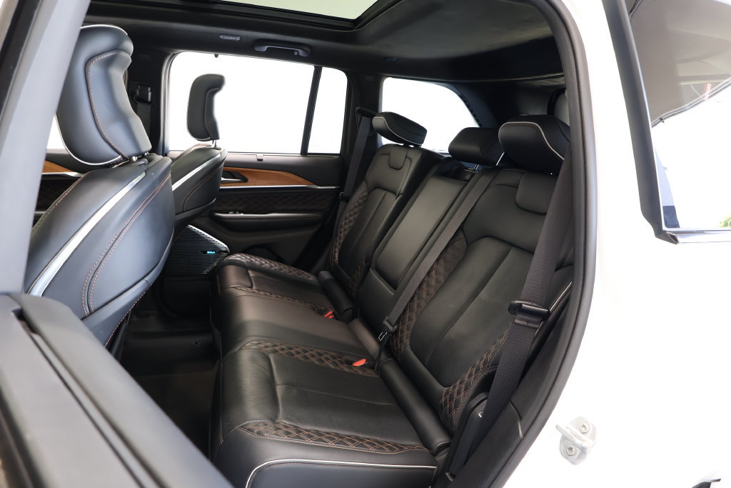 Used 2022 Jeep Grand Cherokee Summit AWD/4WD image 21