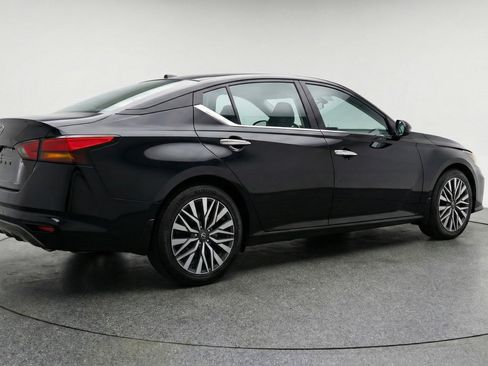 Used 2025 Nissan Altima 2.5 SV image 9