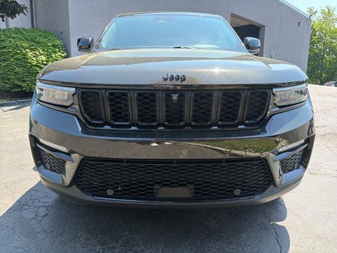 Certified 2024 Jeep Grand Cherokee Limited w/ Luxury Tech Group II AWD/4WD image 2