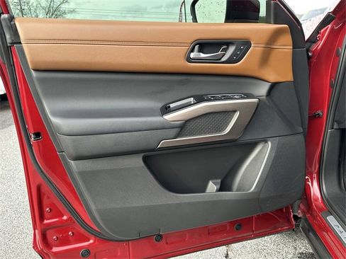 Certified 2024 Nissan Pathfinder Platinum w/ Black Appearance Package image 11