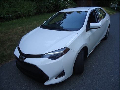 Used 2019 Toyota Corolla LE FWD image 1