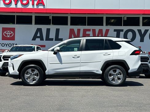 Used 2025 Toyota RAV4 XLE AWD/4WD image 2