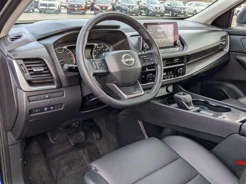 Used 2025 Nissan Rogue SV w/ SV Premium Package image 10