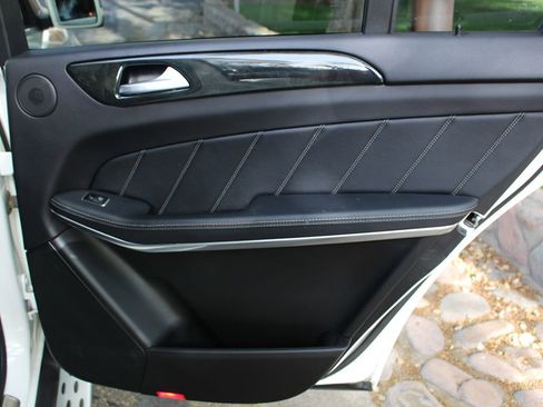 Used 2015 Mercedes-Benz GL 550 4MATIC image 20