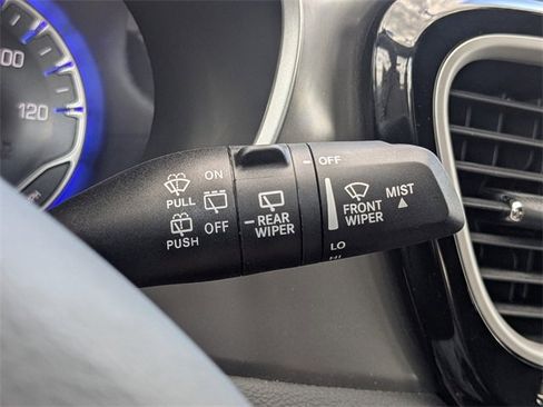 Used 2025 Chrysler Pacifica Select image 32