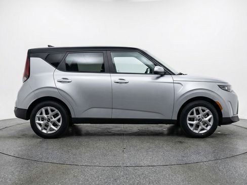Used 2025 Kia Soul LX w/ LX Technology Package FWD image 11