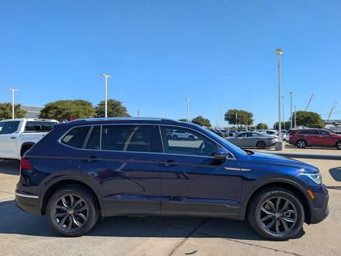 Used 2023 Volkswagen Tiguan SE w/ Panoramic Sunroof Package FWD image 3