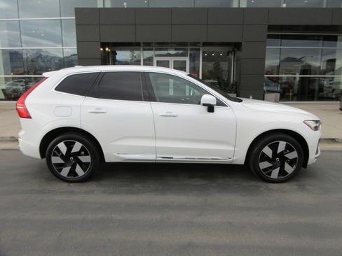 Used 2023 Volvo XC60 T8 Ultimate image 12