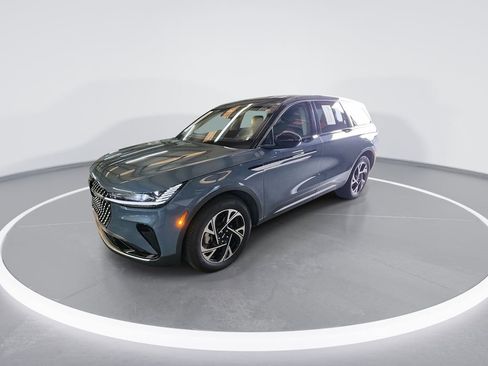 Used 2025 Lincoln Nautilus Premier image 4