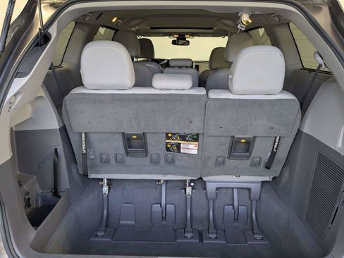 Used 2020 Toyota Sienna XLE w/ XLE Navigation Package FWD image 8