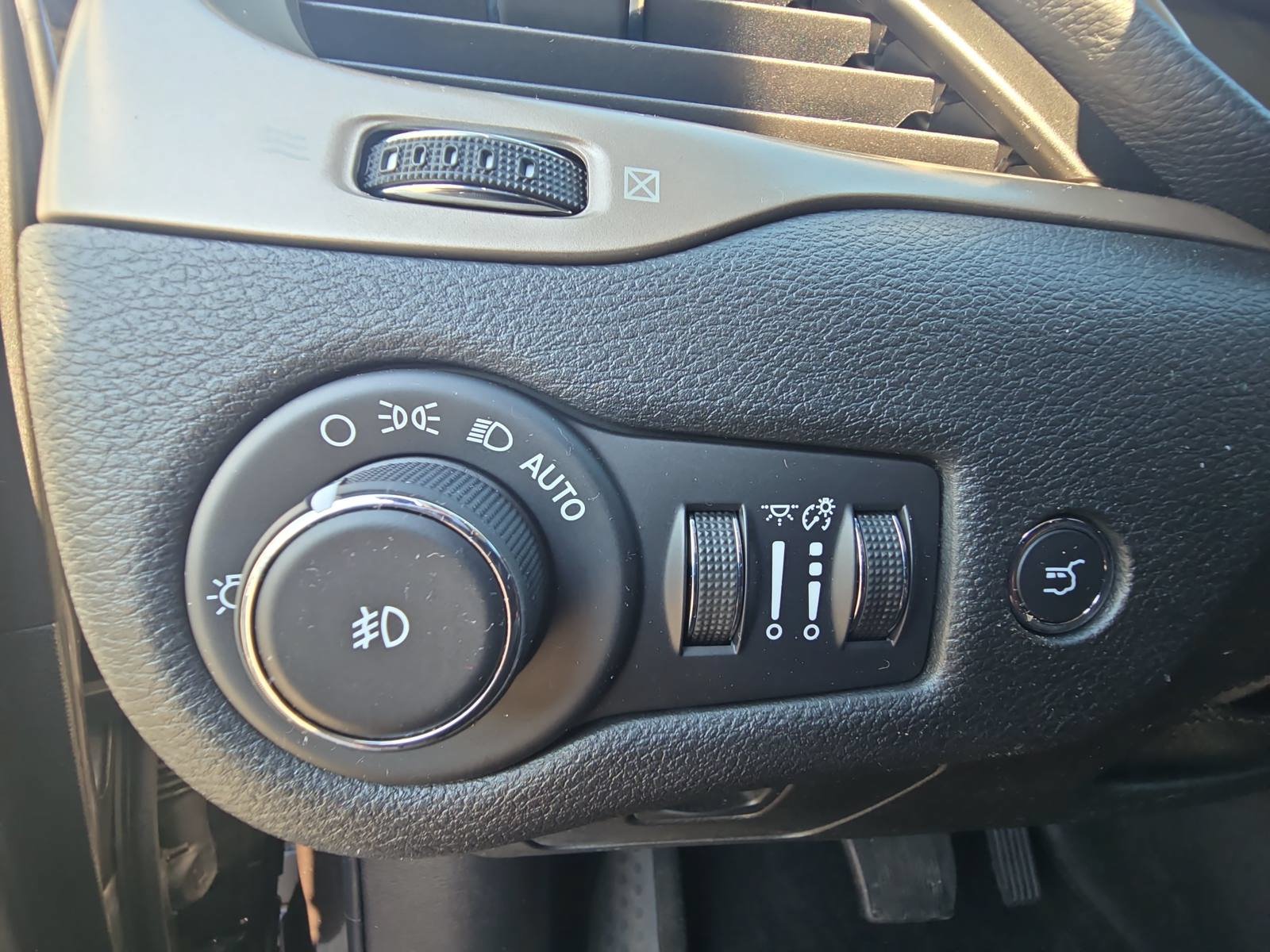 Used 2016 Jeep Cherokee Limited w/ Luxury Group AWD/4WD image 25