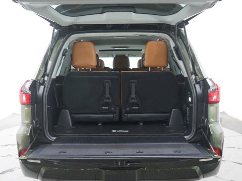 Used 2021 Lexus LX 570 4WD w/ Luxury Package image 17