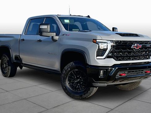 Used 2025 Chevrolet Silverado 2500 ZR2 w/ Technology Package image 3