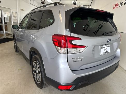 Used 2022 Subaru Forester Premium AWD/4WD image 5