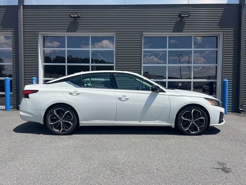 Used 2024 Nissan Altima 2.5 SR w/ SR Premium Package FWD image 4