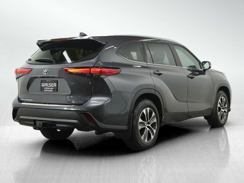 Used 2023 Toyota Highlander XLE AWD/4WD image 5